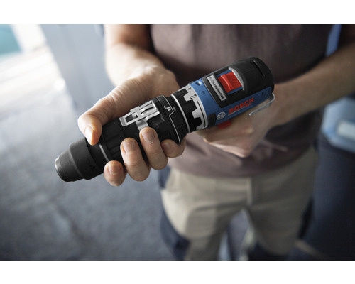 Persoon houdt accuschroevendraaier in de hand.