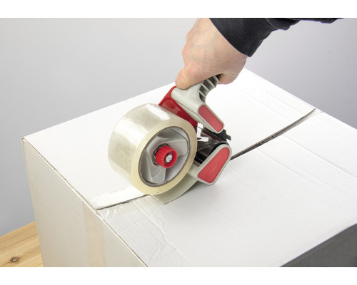 Karton wordt gesloten met een tape dispenser