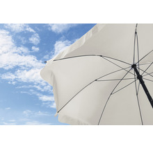 Onder aanzicht van een parasol tegen een blauwe lucht