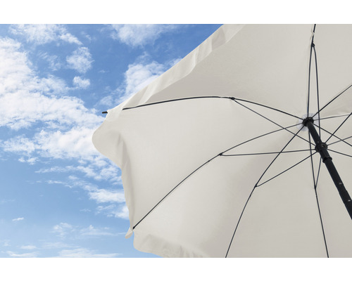 Onder aanzicht van een parasol tegen een blauwe lucht