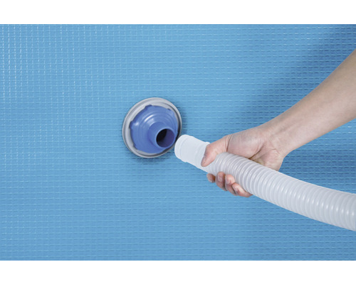 Installatie van een zwembadslang in een zwembadfolie