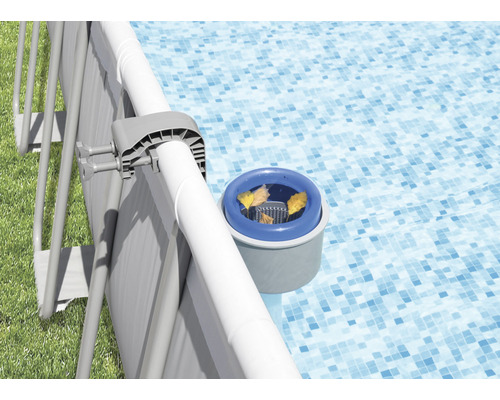 Zwembadskimmer hangt aan een framezwembad en verzamelt bladeren