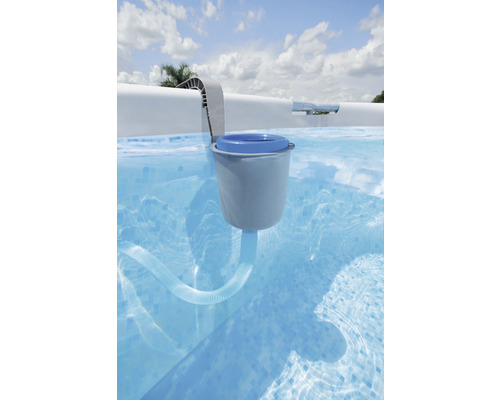 Zwembadskimmer in het zwembad met slangaansluiting