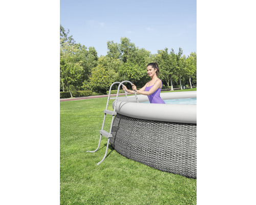 Opzetzwembad met ladder en vrouw in de tuin
