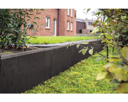 Tuin met gazon en betonnen border