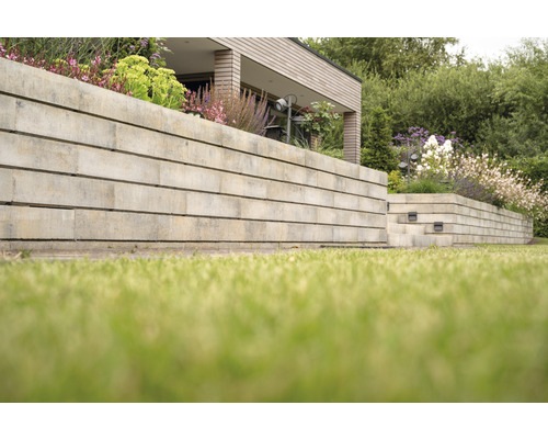 Tuin met hellingversteviging van betonstenen en beplanting