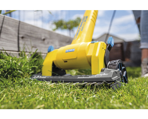 Elektrische gazonbeluchter aan het werk in de tuin
