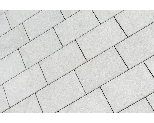 Rechthoekige straatstenen in verband gelegd