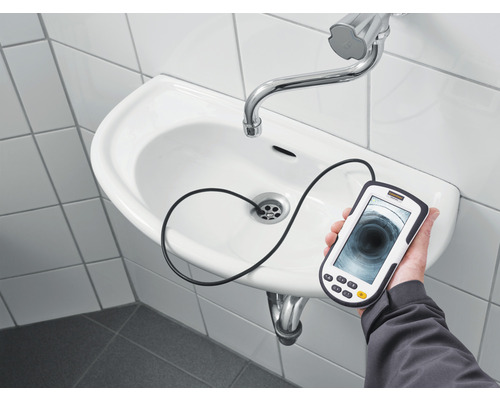 Endoscoopcamera wordt gebruikt om een wastafel te inspecteren