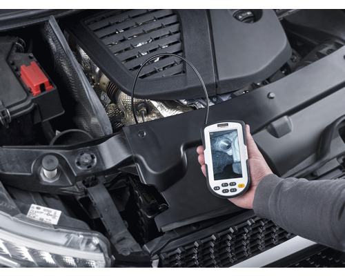 Een Laserliner inspectiecamera wordt gebruikt om een automotor te inspecteren.