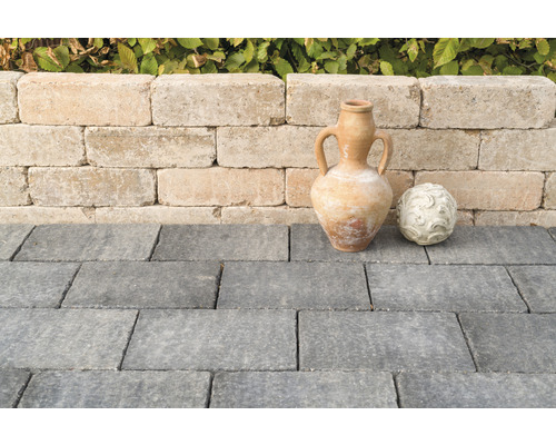 Tuin met bestrating, muur en decoratie