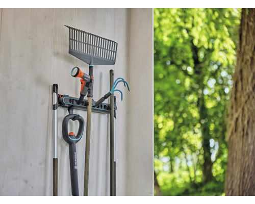 Tuin gereedschap zoals harken, spaden en tuinslangen hangen aan een wandhouder.