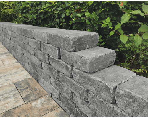 Muur van betonblokken in de tuin