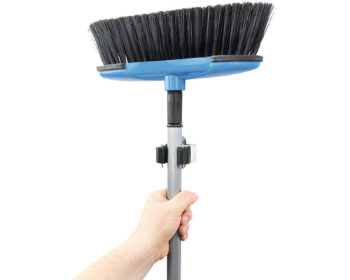 Hand houdt bezem met telescopische steel vast