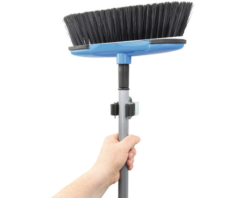 Hand houdt bezem met telescopische steel vast