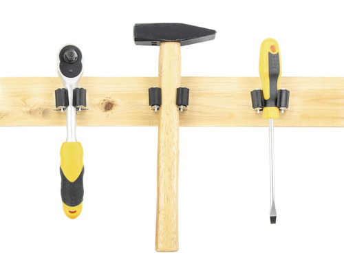 Hamer, schroevendraaier en ratel aan gereedschapsbalk