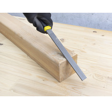Houtrasp in gebruik op een stuk hout