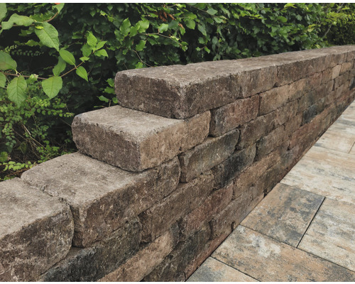 Gestapelde tuinmuurstenen van beton