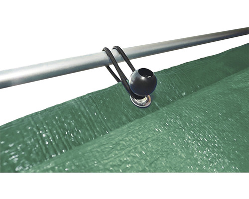 Detailopname van een afdekzeil dat met een elastisch koord aan een buis is bevestigd