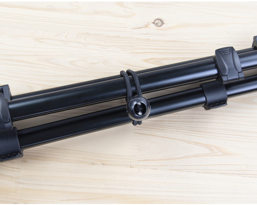 Statiefpoten samengebonden met elastisch koord