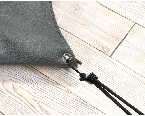 Detail van een afdekzeil met oogje en bevestigingstouw