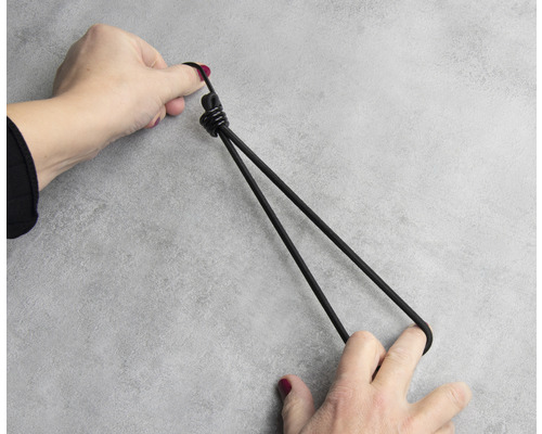 Een persoon rekt een elastiek uit.