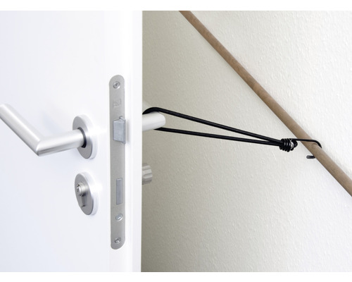 Interieur met deurbeslag en flexibele deurvastzetter