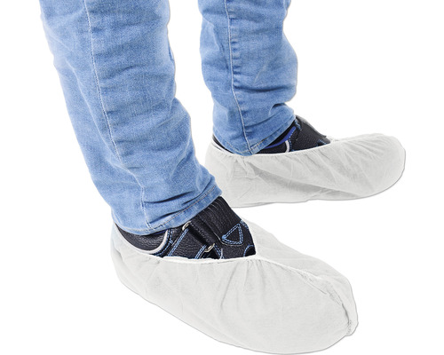 Schoenovertrekken op voeten met jeans