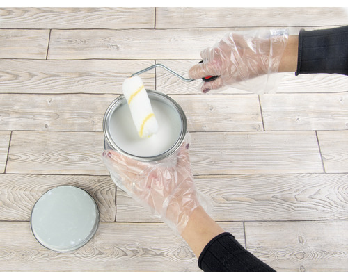 Verfemmer met verfroller en handschoenen