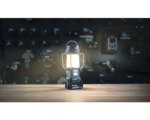 Makita bouwlamp op accu op een houten tafel