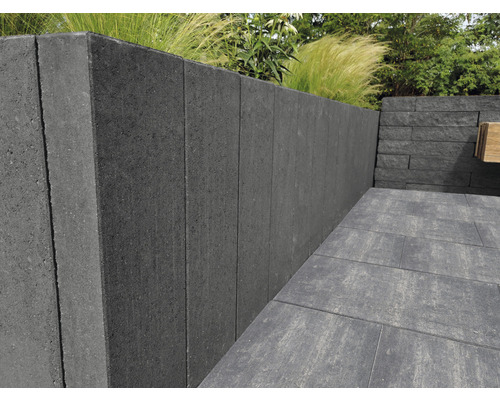 DIEPHAUS Palissade antraciet 60x20x8 cm Tuinaanzicht met muur van betonblokken en vloerplaten