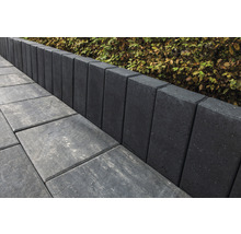 Tuinmuur van betonstenen naast verhard pad