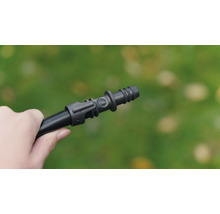 Kunststof tuinslangconnector in de hand