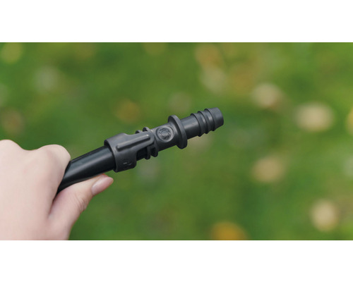 Kunststof tuinslangconnector in de hand