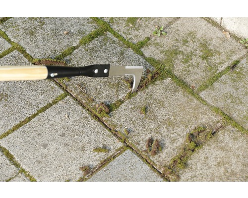 Voegreiniger met houten handvat voor het verwijderen van mos tussen straatstenen