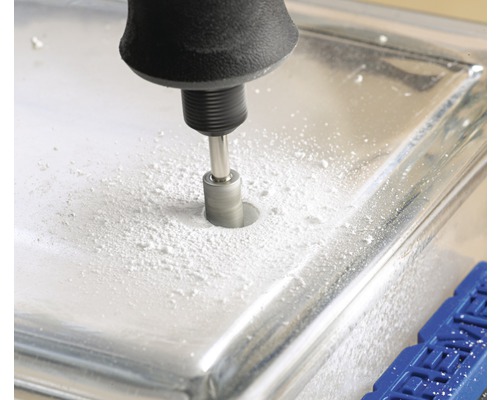 Een gat boren in een metalen voorwerp met een roterend gereedschap