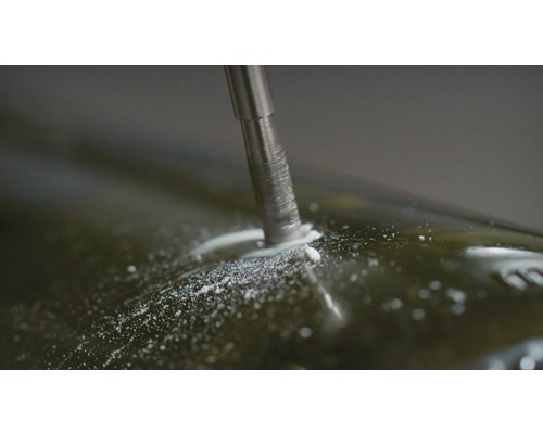 Een gat boren in een glazen fles met een glasboor