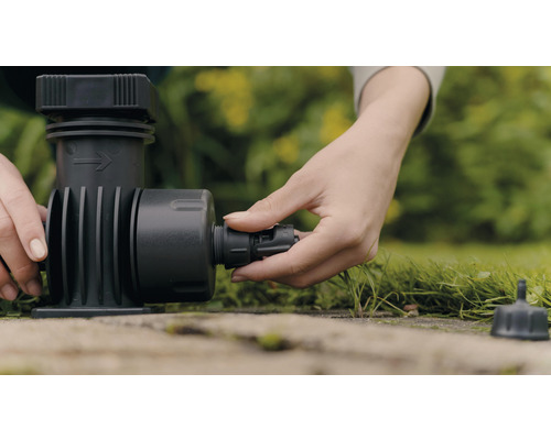 Tuinbesproeiing filter met hand bij het aansluiten van een slang