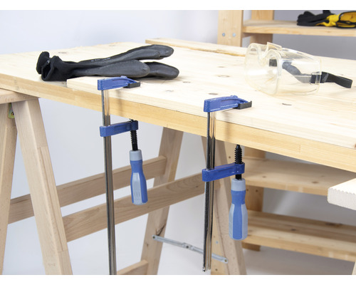 Werkbank met schroefklemmen, werkhandschoenen en veiligheidsbril