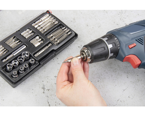 Accuboormachine met bitset en hand die een bit plaatst