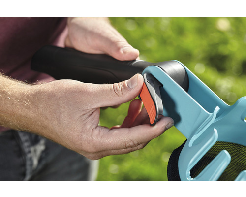 Persoon bedient ontspanner op een bladverzamelaar.