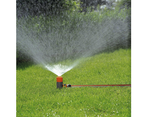 Sproeier in werking op een groen gazon