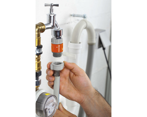 Montage van een Gardena kraanaansluitstuk op een kraan.