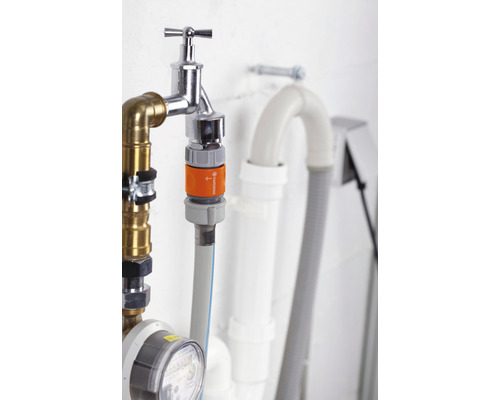 Gardena kraanadapter bevestigd aan een waterkraan