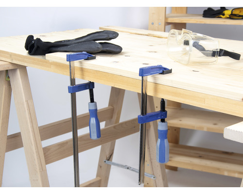 Werkbank met schroefklemmen, werkhandschoenen en veiligheidsbril