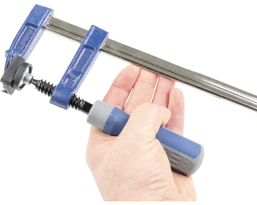 Hand houdt een lijmklem vast