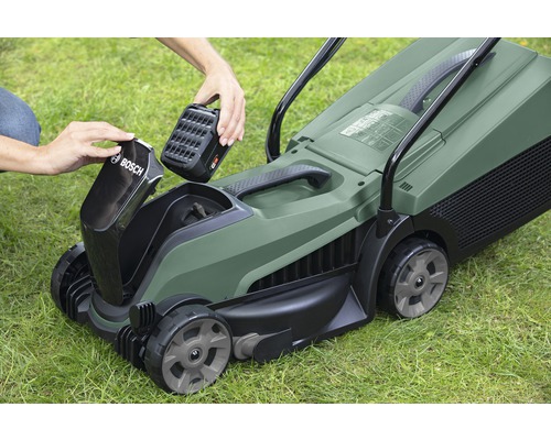 Accu-aangedreven grasmaaier met geplaatste accu.