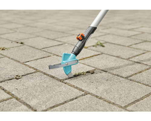 Onkruidkrabber in gebruik op straatstenen voor onkruidverwijdering