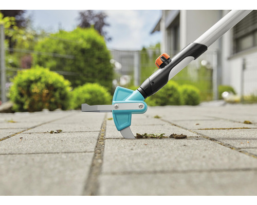 Voegenkrabber in gebruik op straatstenen