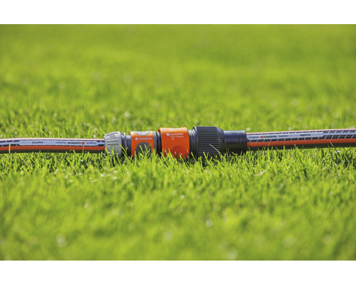Gardena slangverbinder op gras